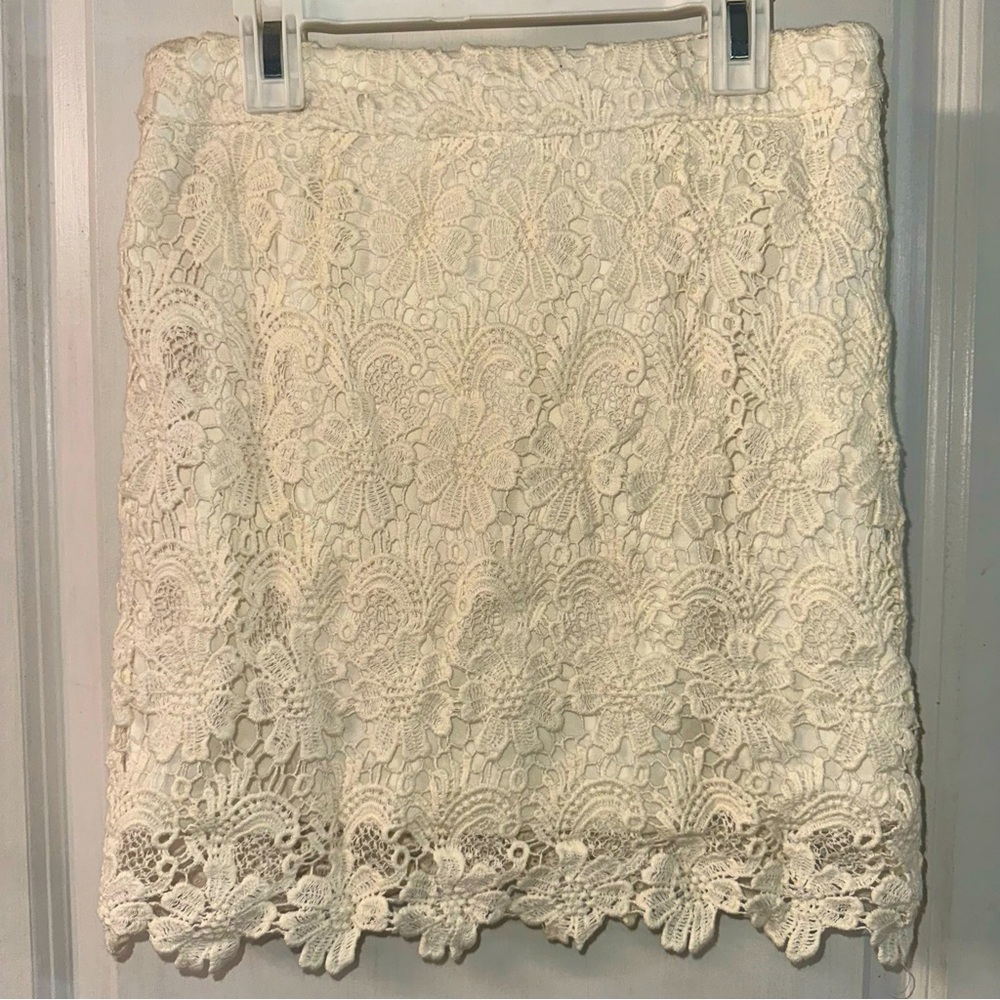 Forever 21 Cream Lace Mini Skirt - Size Small